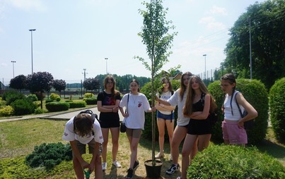 Zdjęcie do Absolwenci sadzą pamiątkowe drzewko