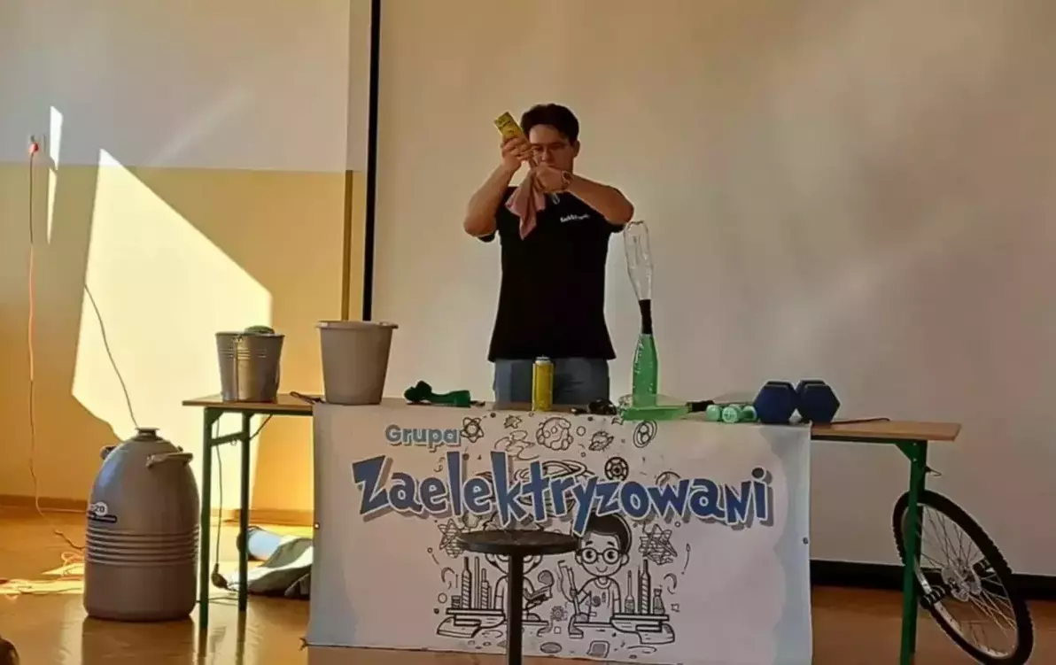 Zdjęcie do Zaelektryzowani